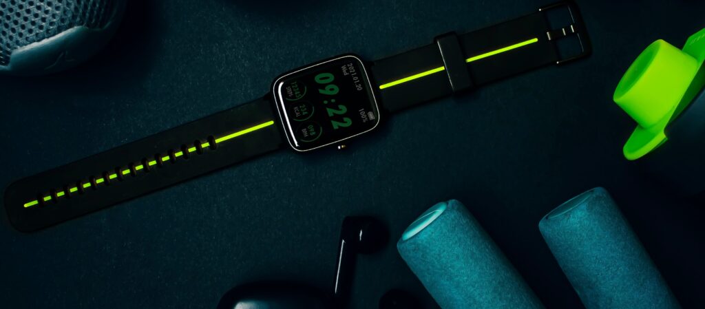 Digitalisierung in Fitnessstudios: Smart-Watch und Trainingsequipment.